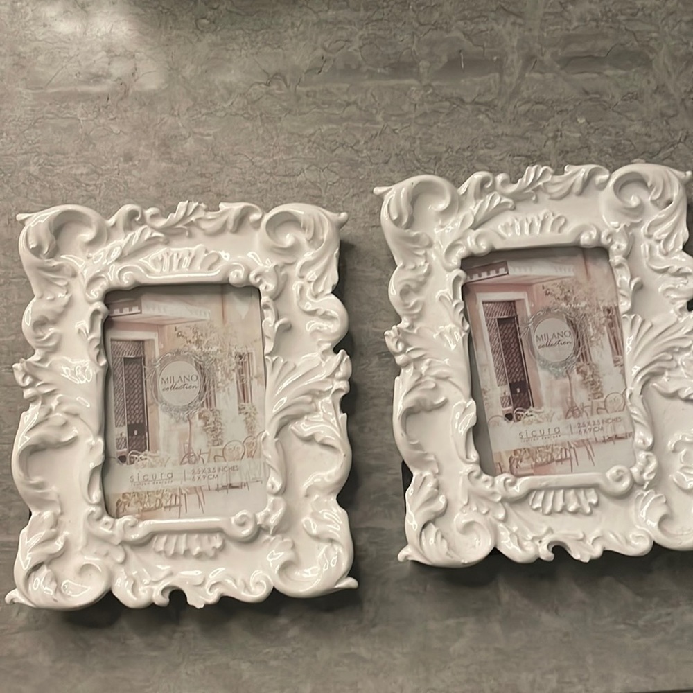 2 white lacquered frames
